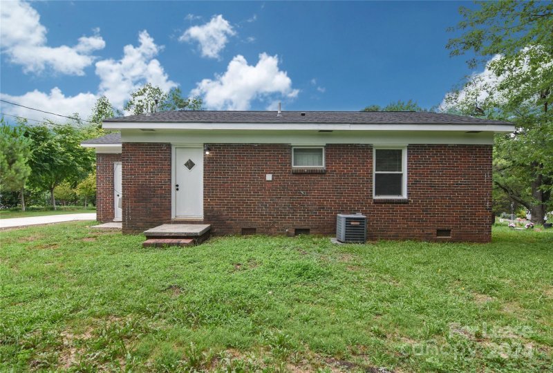 Property image 4 at 619 Dewolfe Street, Charlotte, NC 28208