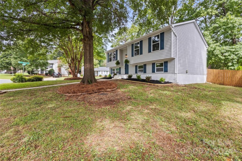 Property image 3 at 5901 Sunset Chase Lane, Charlotte, NC 28212