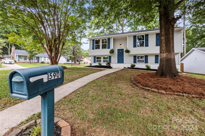 Property image 4 at 5901 Sunset Chase Lane, Charlotte, NC 28212