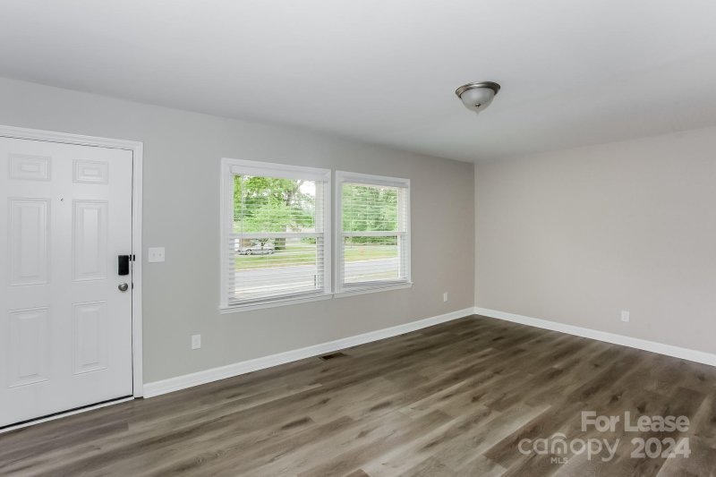 Property image 3 at 5809 Amberly Lane, Charlotte, NC 28213