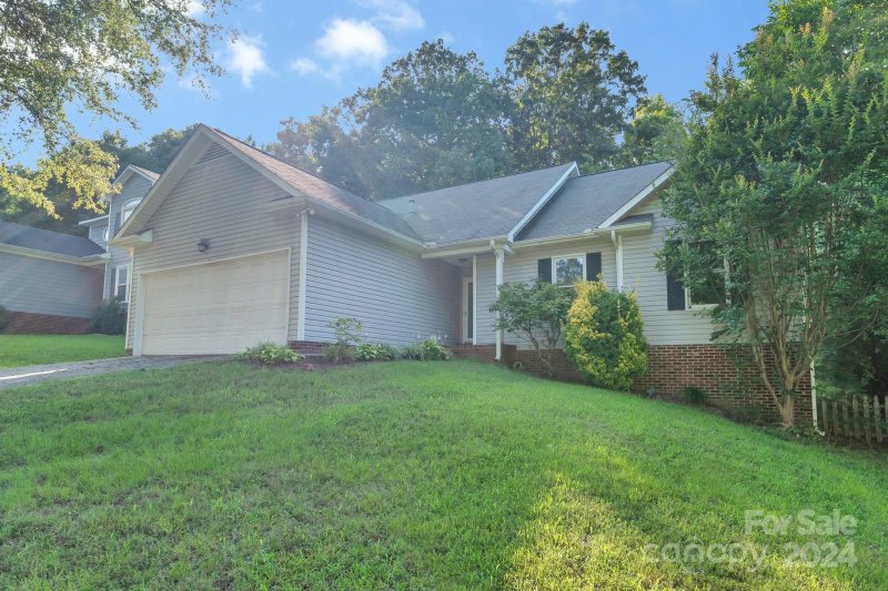 Property image 2 at 5522 Vandora Drive, Charlotte, NC 28215