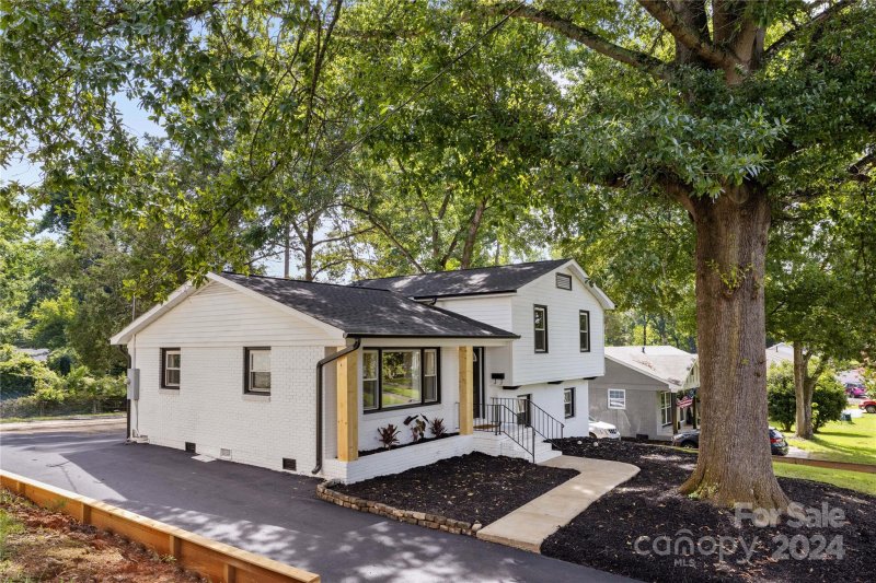 Property image 3 at 7501 Briardale Drive, Charlotte, NC 28212