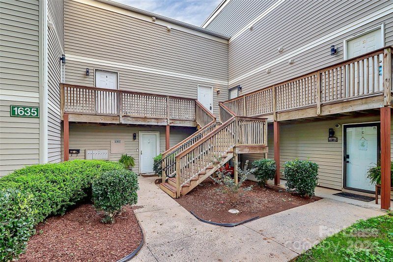 Property image 3 at 1635 Merry Oaks Road, Charlotte, NC 28205