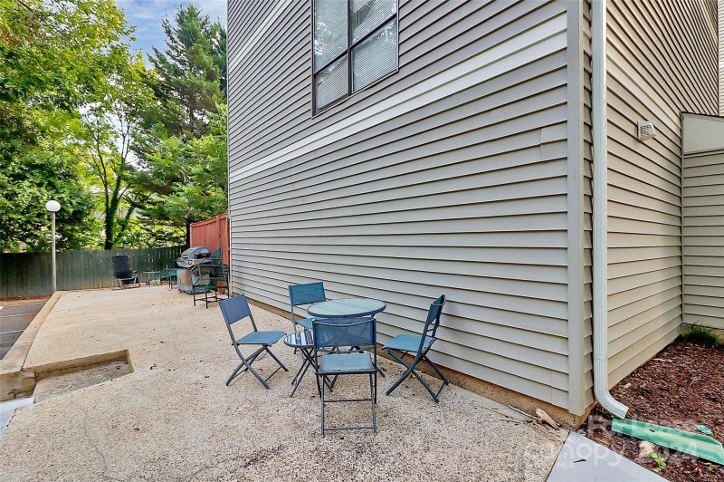 Property image 4 at 1635 Merry Oaks Road, Charlotte, NC 28205