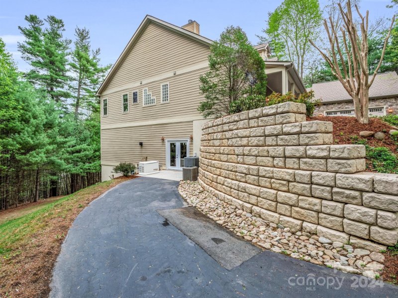 Property image 5 at 5 Thornapple Drive, Hendersonville, NC 28739