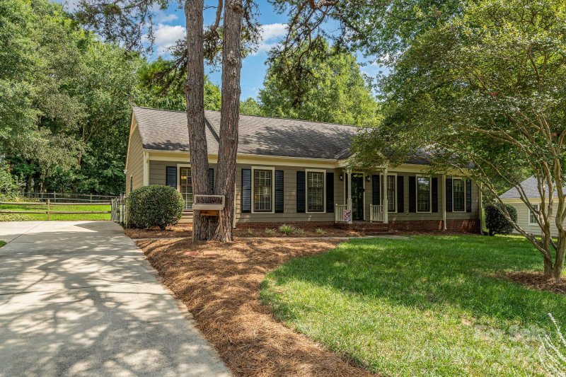 Property image 2 at 2523 Heidleburg Lane, Charlotte, NC 28210