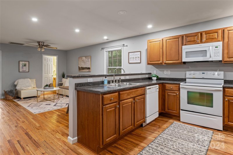 Property image 4 at 15 Rotunda Circle, Asheville, NC 28806