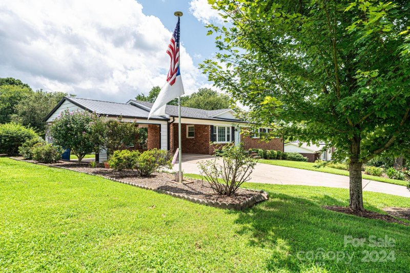 Property image 2 at 2416 33rd Avenue, Hickory, NC 28601