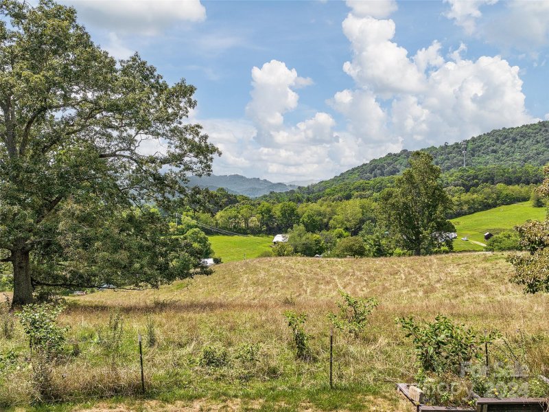 Property image 3 at 584 Oak Ridge Drive, Clyde, NC 28721