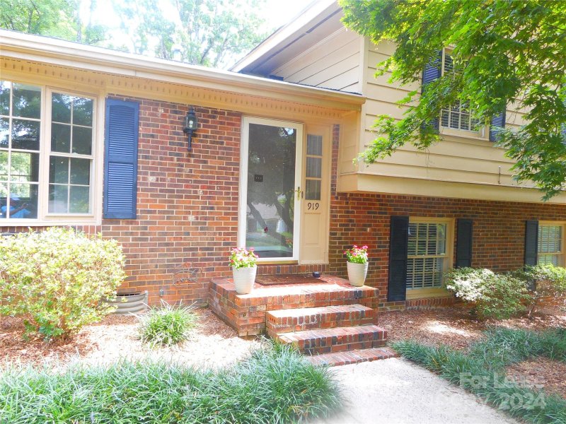 Property image 3 at 919 Tally Ho Court, Charlotte, NC 28212
