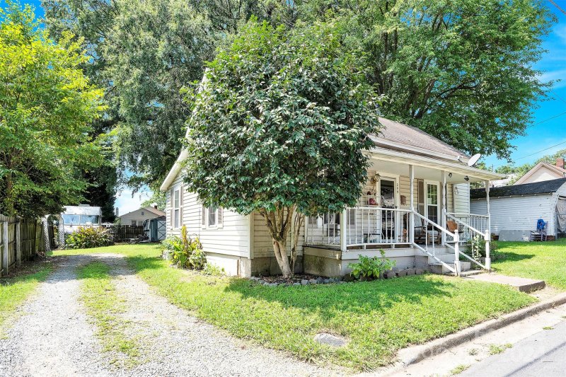 Property image 2 at 209 E Wilson Avenue, Mooresville, NC 28115