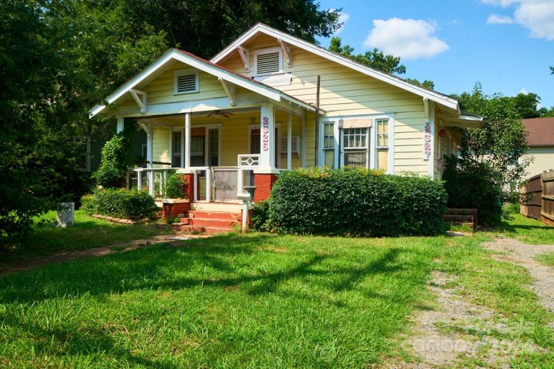 2325 Weddington Avenue