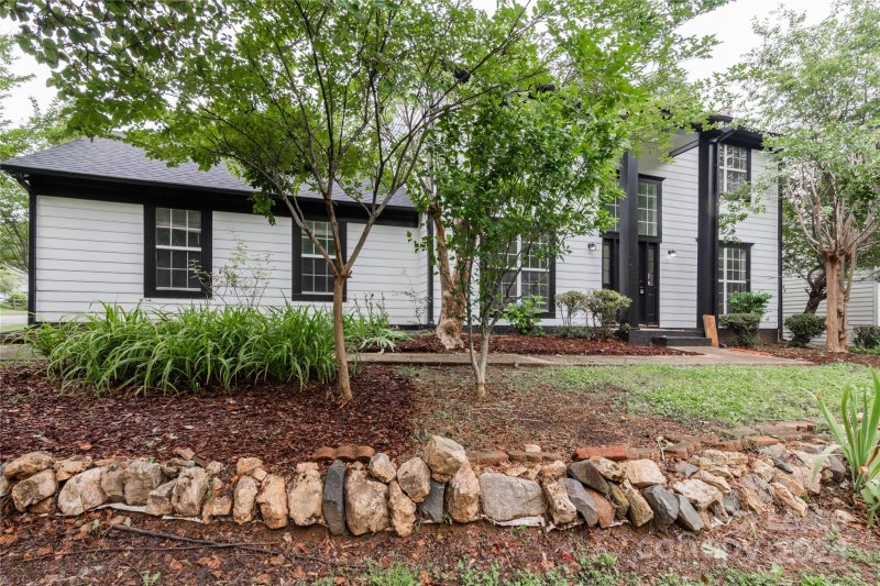 Property image 2 at 8413 Woodford Bridge Drive, Charlotte, NC 28216