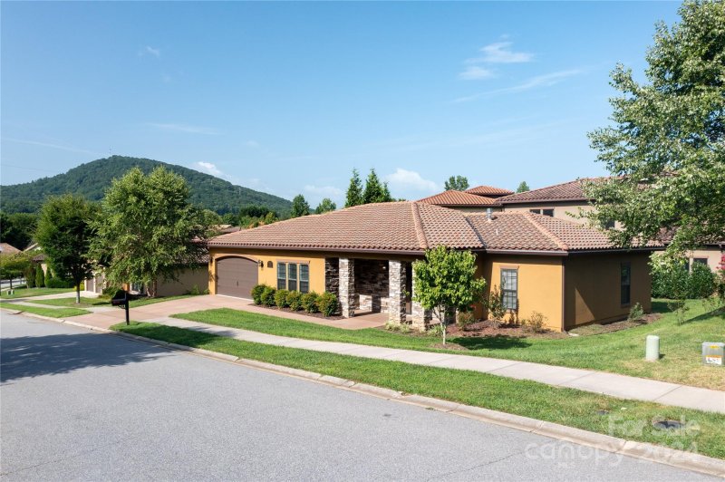 Property image 2 at 35 Ocaso Drive, Asheville, NC 28806