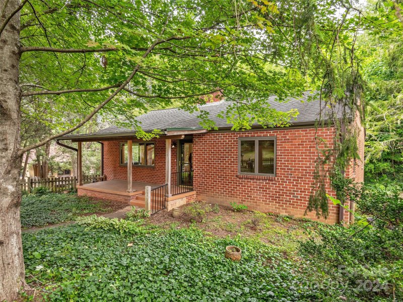 Property image 2 at 4 Red Oak Road, Asheville, NC 28804