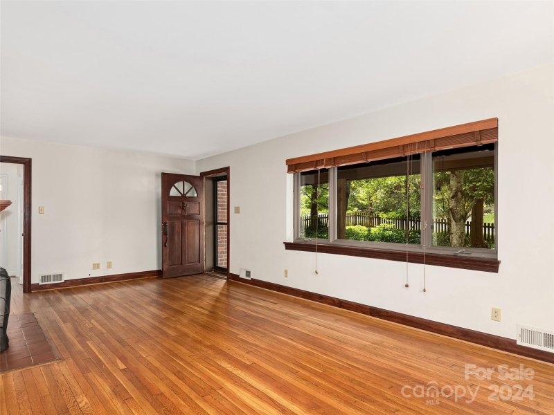 Property image 3 at 4 Red Oak Road, Asheville, NC 28804