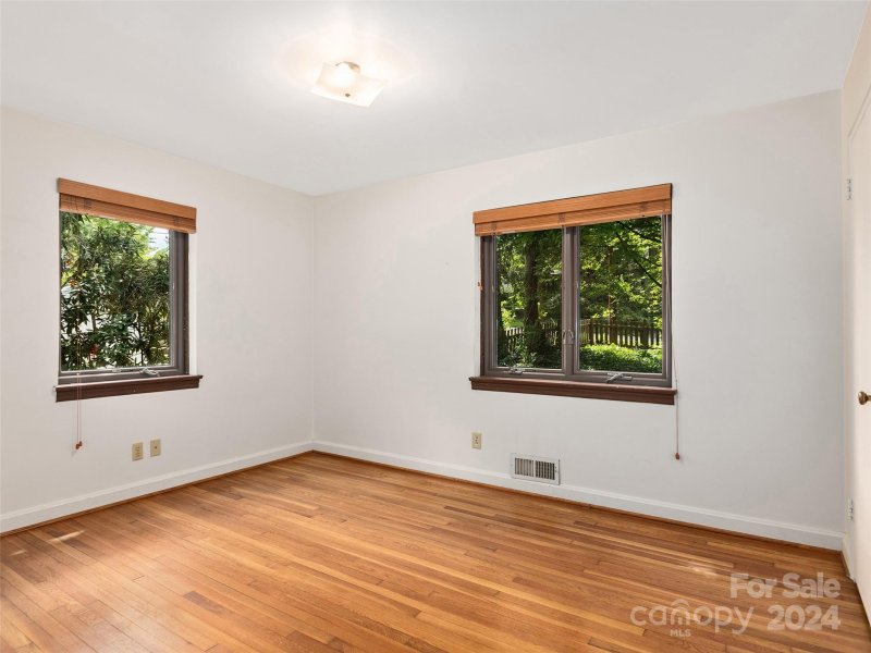 Property image 5 at 4 Red Oak Road, Asheville, NC 28804