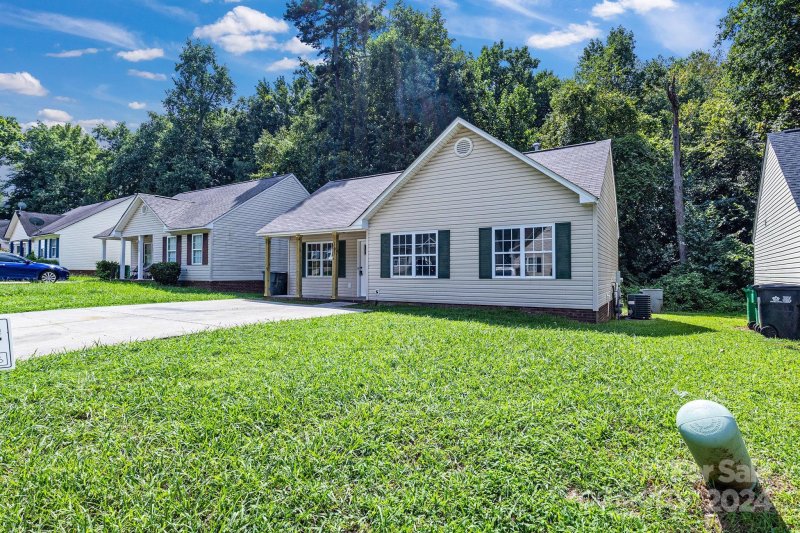 Property image 3 at 2227 Blue Hampton Lane, Charlotte, NC 28213