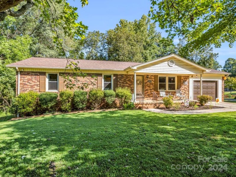 1002 Scenic Circle