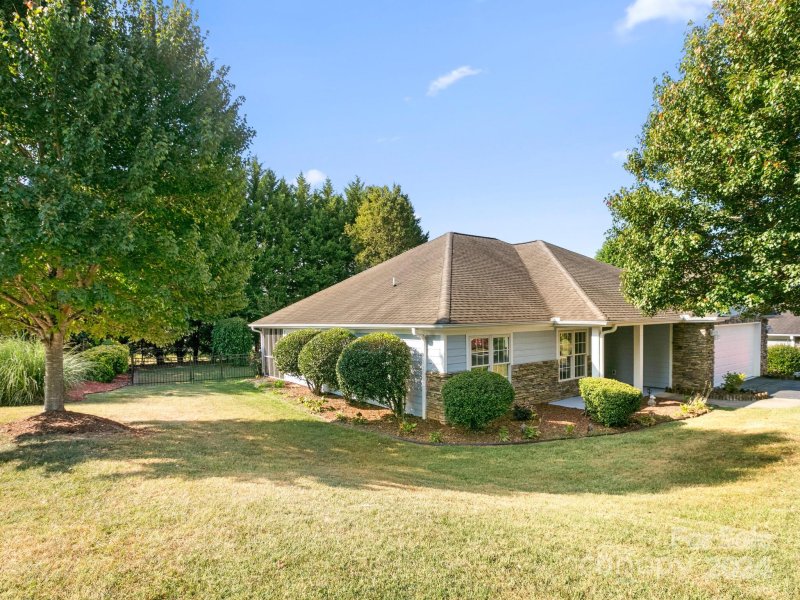 Property image 2 at 2 Slosman Drive, Asheville, NC 28806