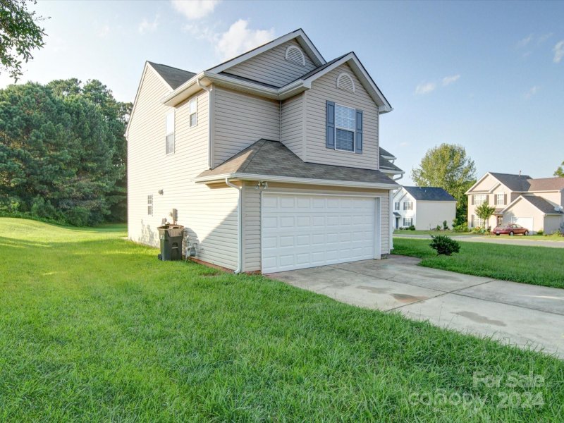 Property image 3 at 735 Almora Drive, Charlotte, NC 28216