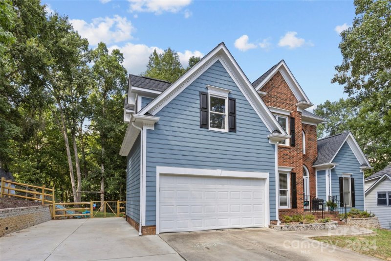 Property image 2 at 418 Whitefriars Lane, Matthews, NC 28105