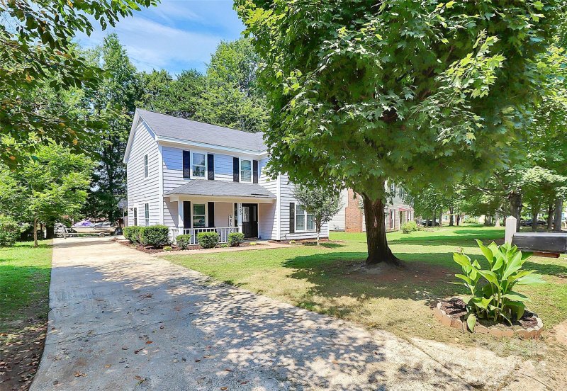 Property image 5 at 2400 Heather Glen Lane, Charlotte, NC 28208