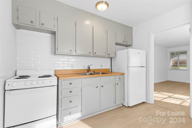 Property image 4 at 3015 Marlborough Road, Charlotte, NC 28208