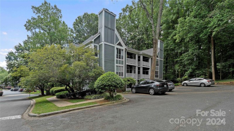 Property image 2 at 2512 Cranbrook Lane, Charlotte, NC 28207