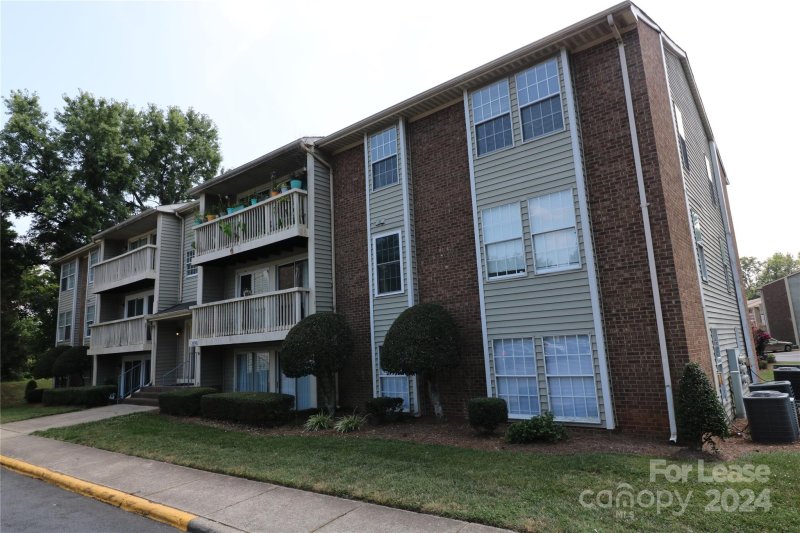 Property image 2 at 1630 Arlyn Circle, Charlotte, NC 28213