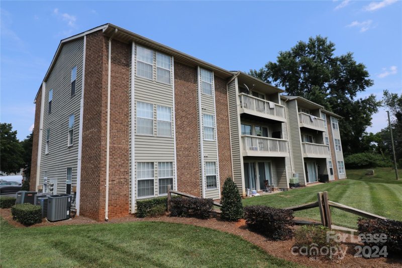 Property image 3 at 1630 Arlyn Circle, Charlotte, NC 28213