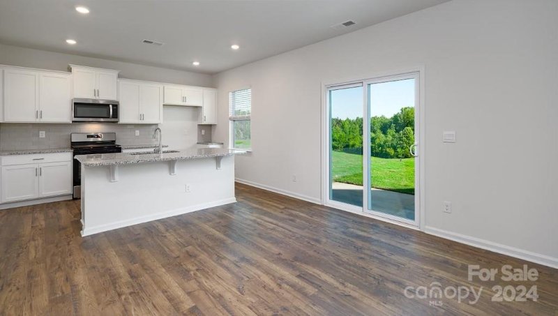 Property image 4 of 595 Country Oak Drive in Rydele Heights, Asheville, NC 28804