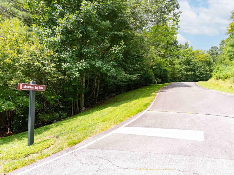 Property image 5 of 809 Mountain Ivy Lane in Champion Hills, Hendersonville, NC 28739