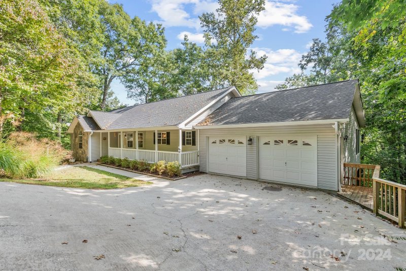 Property image 2 at 94 Hounds Chase Drive, Hendersonville, NC 28791