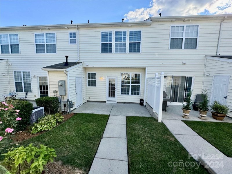 Property image 2 at 1049 Woodglen Lane, Matthews, NC 28104