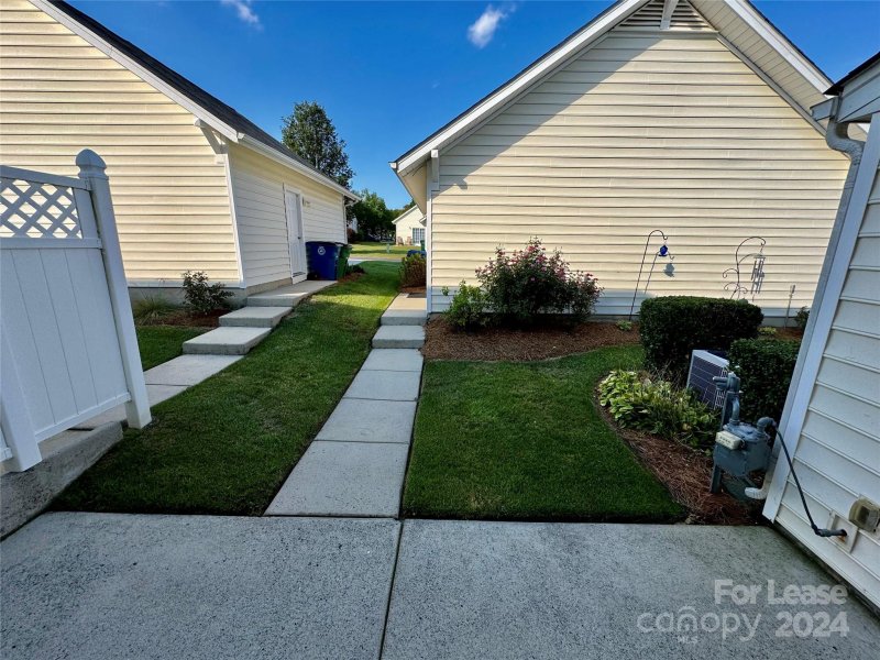 Property image 3 at 1049 Woodglen Lane, Matthews, NC 28104