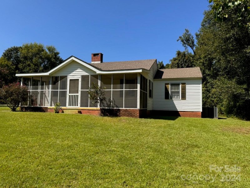 Property image 2 at 1125 W Laurel Avenue, Lancaster, SC 29720