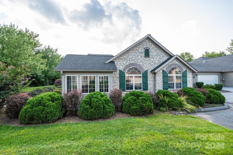 Property image 2 at 808 D Wynnshire Drive, Hickory, NC 28601