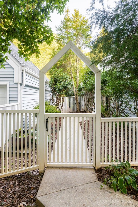 Property image 3 at 14 Stuart Circle, Asheville, NC 28804