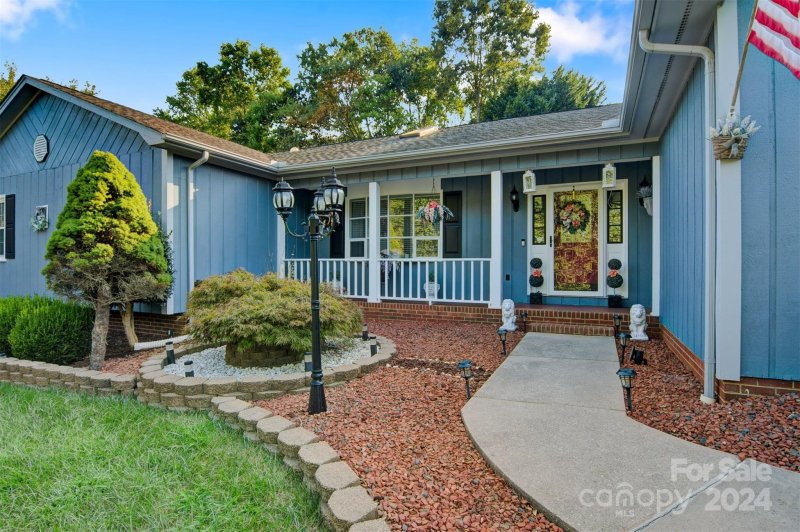 Property image 2 at 3940 Shakespeare Drive, Hickory, NC 28601