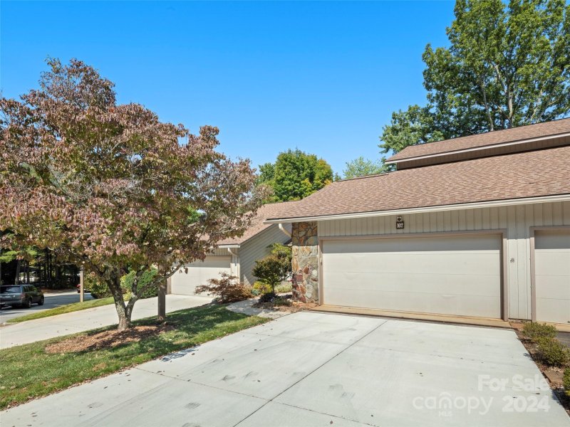 Property image 3 at 102 Deerlake Drive, Asheville, NC 28803