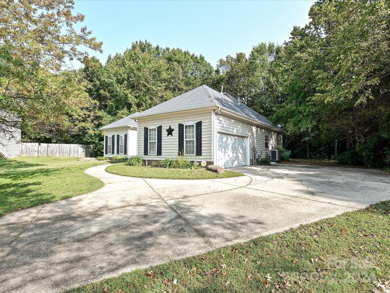 Property image 3 at 8806 Kapheim Court, Charlotte, NC 28273