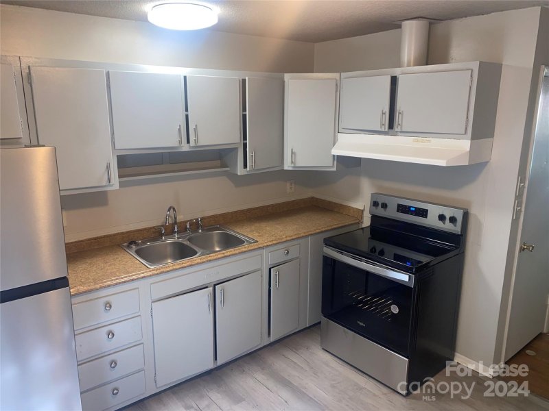 Property image 5 at 611 Blendwood Drive, Charlotte, NC 28215