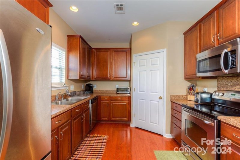 Property image 5 at 536 Knothole Lane, Charlotte, NC 28214