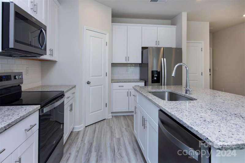 Property image 5 at 1129 Plumcrest Drive, Charlotte, NC 28216