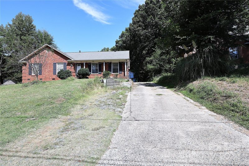 Property image 4 of 2209 Laura Drive in Sharon Forest, Charlotte, NC 28212