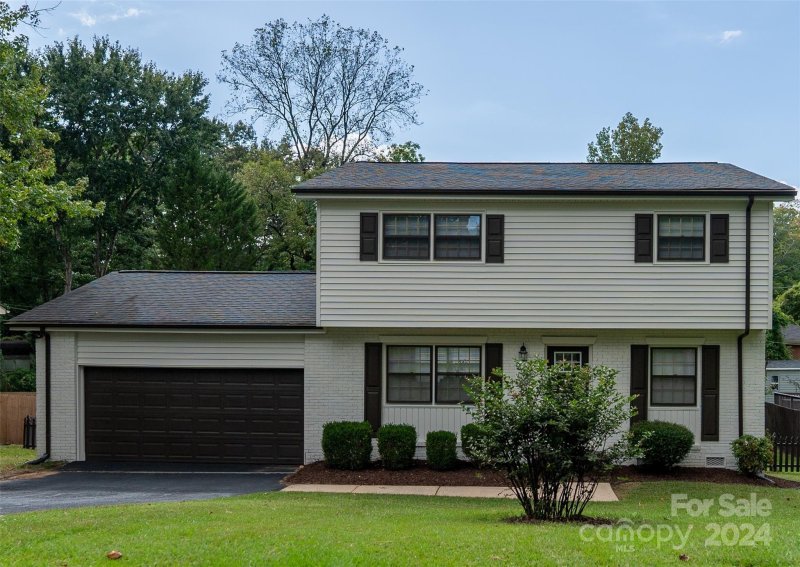Property image 2 at 908 Tally Ho Court, Charlotte, NC 28212