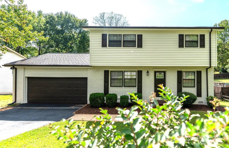 Property image 3 at 908 Tally Ho Court, Charlotte, NC 28212