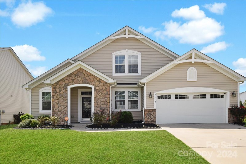 Property image 2 at 7410 Meridale Forest Drive, Charlotte, NC 28269