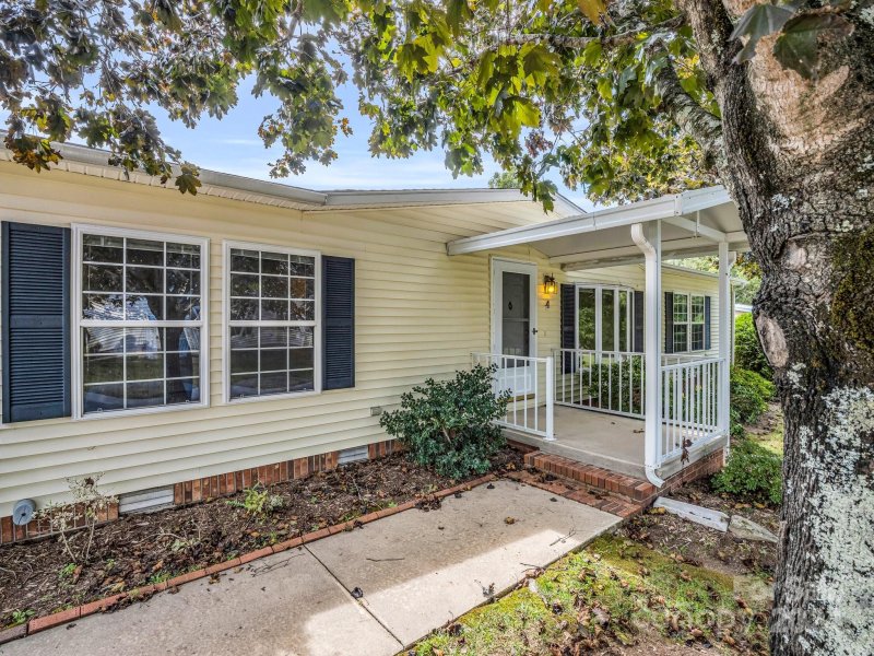 Property image 2 at 4 N Charles Lane, Hendersonville, NC 28792